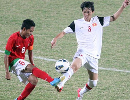 U19 Việt Nam sử dụng trang phục không tương xứng ở châu Âu - 4 Còn đây là đội tuyển U19 Indonesia (áo đỏ) ở giải Đông Nam Á 2013: Cũng không hề có quảng cáo ...