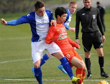 U19 Việt Nam sử dụng trang phục không tương xứng ở châu Âu - 5 Còn đây là đội tuyển U19 Indonesia (áo đỏ) ở giải Đông Nam Á 2013: Cũng không hề có quảng cáo ...