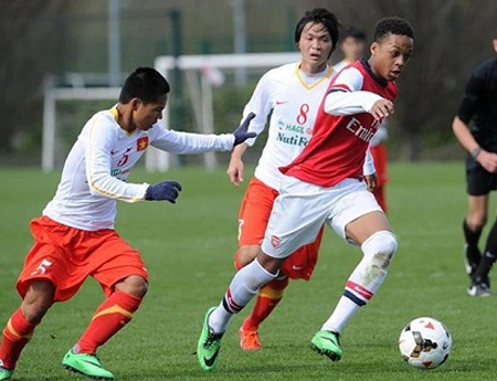 U19 Việt Nam sử dụng trang phục không tương xứng ở châu Âu - 6 Còn đây là đội tuyển U19 Indonesia (áo đỏ) ở giải Đông Nam Á 2013: Cũng không hề có quảng cáo ...