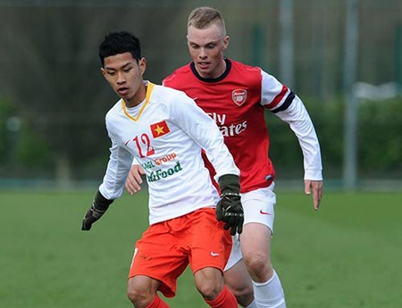 U19 Việt Nam sử dụng trang phục không tương xứng ở châu Âu - 7 Còn đây là đội tuyển U19 Indonesia (áo đỏ) ở giải Đông Nam Á 2013: Cũng không hề có quảng cáo ...