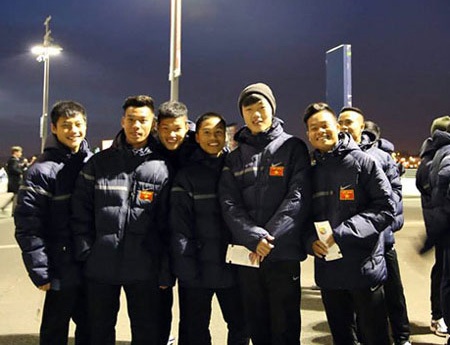 U19 Việt Nam sử dụng trang phục không tương xứng ở châu Âu - 8 Còn đây là đội tuyển U19 Indonesia (áo đỏ) ở giải Đông Nam Á 2013: Cũng không hề có quảng cáo ...