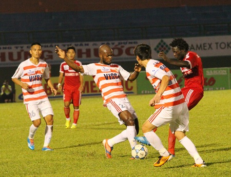 Bên dưới sân, Moses cố gắng thoát qua vòng vây các hậu vệ V.Ninh Bình