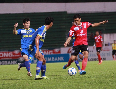 Vòng 14 V-League 2014: Vừa đá vừa hồi hộp - 1 HV.An Giang (trái) tái ngộ ĐT Long An, ảnh: Kim Điền