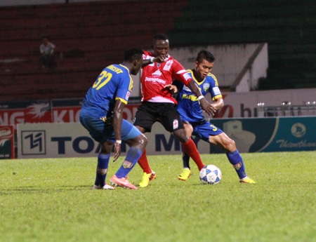 HV.An Giang (áo xanh) chưa muốn bỏ V-League, ảnh: Kim Điền