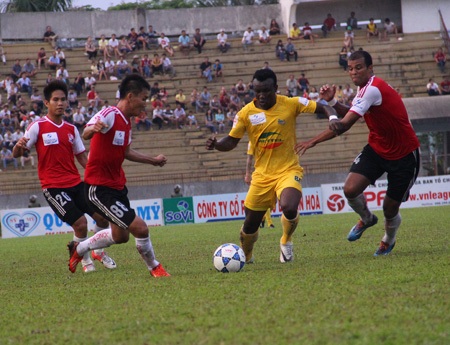 Thanh Hóa (áo vàng) nhận trận thua rát mặt trước Đồng Nai, ảnh: Kim Điền