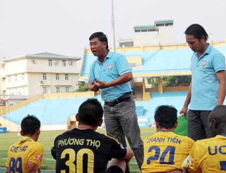 HLV Nhan Thiện Nhân (đứng bên trái) của HV.An Giang phản đối chuyện V-League vẫn có đội rớt hạng