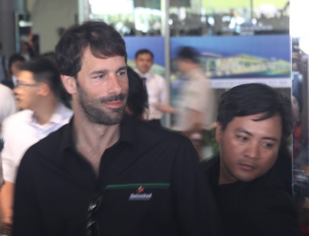 Van Nistelrooy xuất hiện tại cửa đến sân bay Tân Sơn Nhất