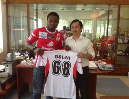 Oseni nhận áo thi đấu mới từ chủ tịch CLB ĐT Long An, ông Võ Thành Nhiệm, ảnh: Kim Điền