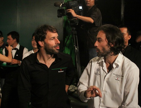 2 cựu danh thủ Robert Pires (phải) và Nistelrooy hội ngội tại TPHCM