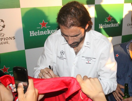 Giống như Nistelrooy trước đó, Pires dành khá nhiều thời gian để ký tặng người hâm mộ