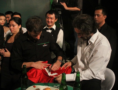 Nhưng riêng những chiếc áo đấu của MU, Pires giao cho... Nistelrooy ký