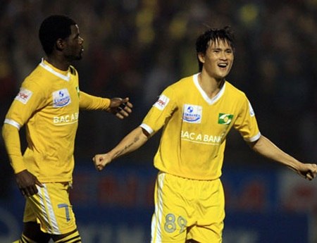 Vòng 13 V-League 2014: Vẫn là cuộc đua tam mã - 1 SL Nghệ An của Công Vinh (phải) đủ sức kiếm điểm trước B.Bình Dương