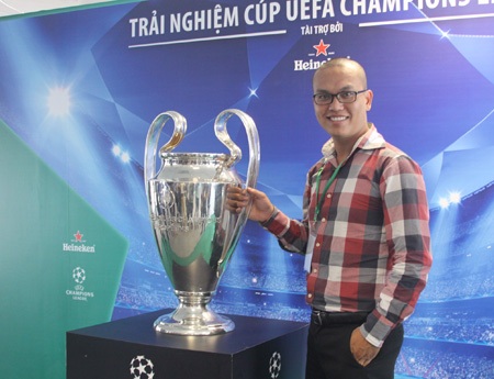 Còn đây là mặt sau của chiếc cúp, có khắc tên đội vô địch qua từng năm