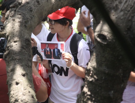 Bạn gái này mang theo hình Nistelrooy ngày mới đến M.U để đón thần tượng