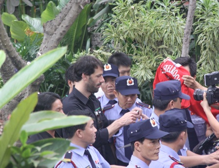 Nistelrooy xuất hiện giữa vòng vây các vệ sĩ