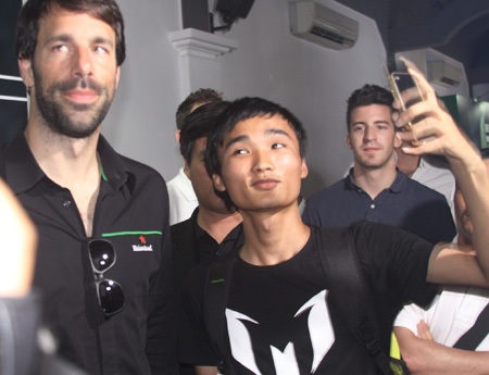 Tự chụp ảnh chân dung với Nistelrooy