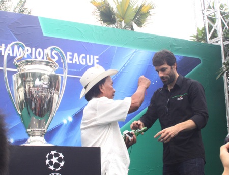 Trước khi ông ta bất ngờ trao cho Nistelrooy một phong bao mừng tuổi