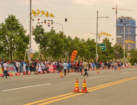 Khán giả tràn vào đường đua