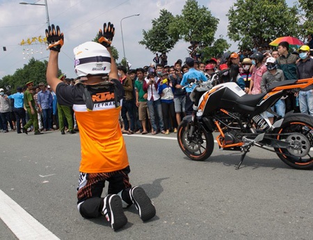 Một VĐV người Malaysia quỳ lạy khán giả