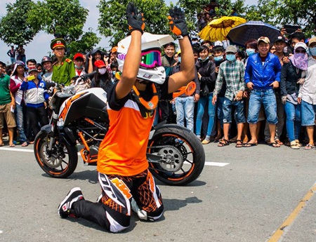 VĐV rất thiết tha mong khán giả rời khu vực đường đua