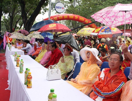 Trước giờ đoàn đua về đích, trời TPHCM đổ cơn mưa khá nặng hạt