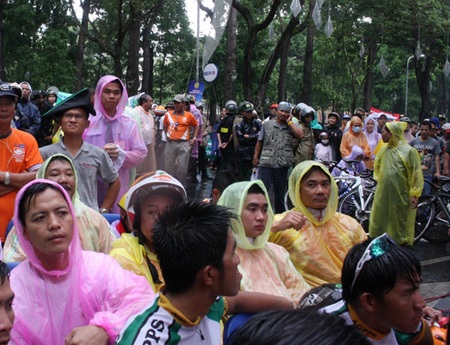 Nhưng mưa lớn vẫn không thể làm giảm sự nhiệt tình của người hâm mộ