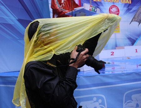 Giới truyền thông vẫn tác nghiệp trong hoàn cảnh bất lợi về thời tiết