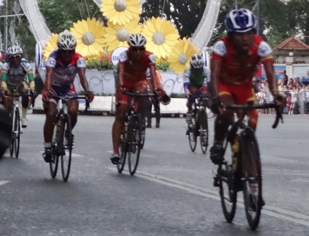 Theo sau họ là các cua-rơ khác