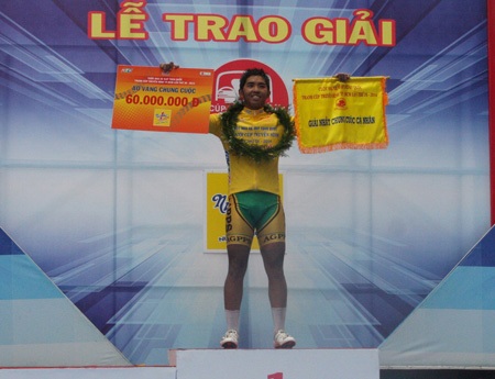 ... lẫn áo vàng chung cuộc