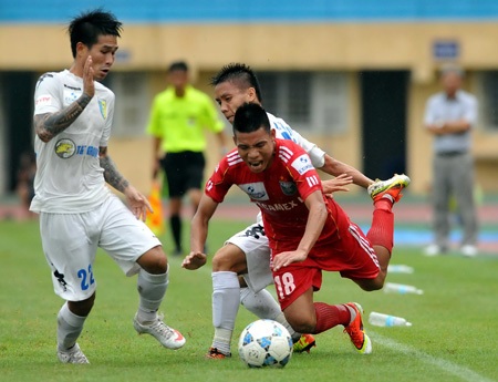 Hà Nội T&T (áo trắng) thi đấu quyết tâm, B.Bình Dương có thêm chướng ngại đến ngôi vô địch