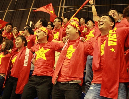 CĐV Việt Nam gây ấn tượng ở ngày khai mạc VCK futsal châu Á 2014 - 1 Trong phần lớn thời gian của trận đấu, không ít CĐV hầu như chỉ đứng để cổ động