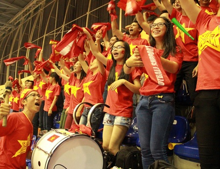 CĐV Việt Nam gây ấn tượng ở ngày khai mạc VCK futsal châu Á 2014 - 2 Trong số các fan, có không ít bạn nữ...