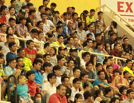 CĐV Việt Nam gây ấn tượng ở ngày khai mạc VCK futsal châu Á 2014 - 5 Điều ghi nhận là trong ngày thi đấu tiên của giải, lượng người quan tâm đến giải đấu khá lớn