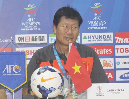 HLV Trần Vân Phát đánh giá cao tinh thần của các cầu thủ Việt Nam, ảnh: Trọng Vũ