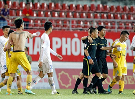 Bóng đá Việt Nam có điều lạ là càng sửa càng... sai
