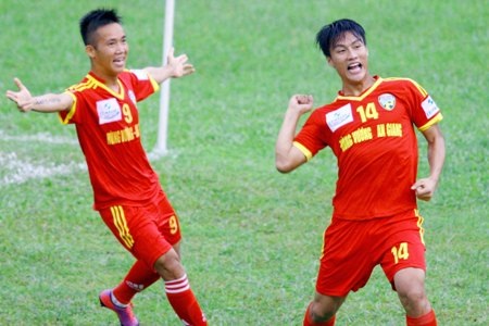 Mạc Hồng Quân (14) bị thẻ đỏ, nhưng HV.An Giang vẫn có 3 điểm