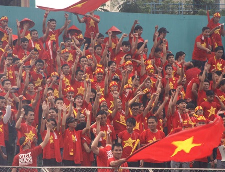 Họ say sưa và nhiệt tình ủng hộ cho đội tuyển bóng đá nữ Việt Nam