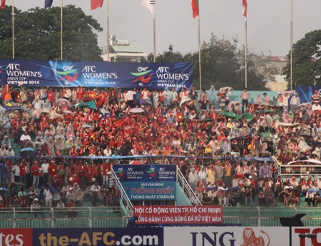 Mưa lớn giữa trận đấu vẫn không làm lực lượng VĐV đông đảo này giảm nhiệt huyết