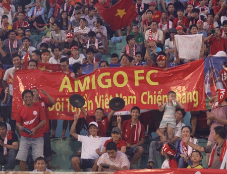 CĐV nhí này chăm chú quan sát các đàn chị thi đấu bên dưới sân