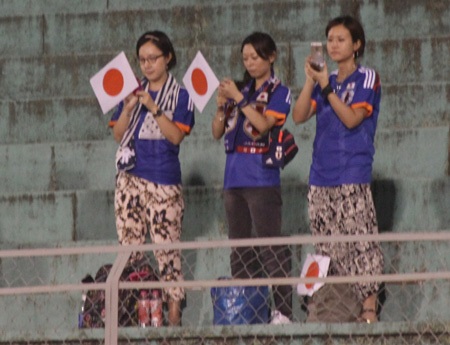 CĐV Nhật hiện diện ở mọi góc khán đài