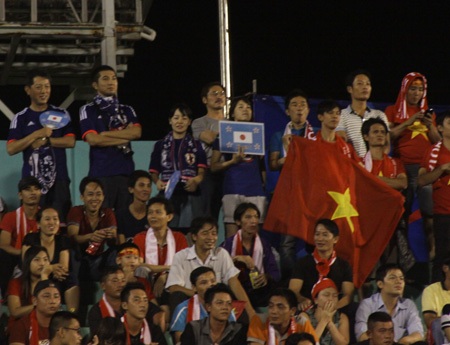 CĐV Nhật hòa nhã và thân thiện đứng cạnh các CĐV Việt Nam