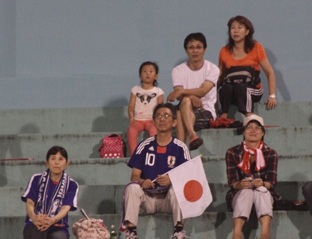 2 gia đình này, với 3 thế hệ khác nhau cũng dõi theo bước chân của đội bóng đá nữ Nhật Bản