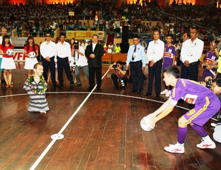 Người không tay không chân Nick Vujicic là người đá trái bóng khai mạc giải này năm ngoái