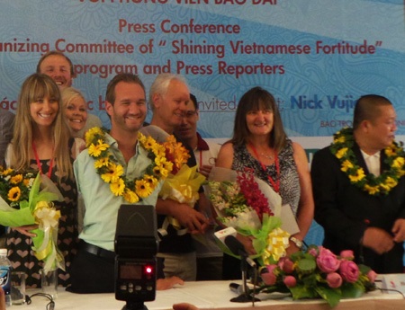 Nick cùng gia đình rạng rỡ trong vòng tay của người Việt (ảnh: Trọng Vũ)