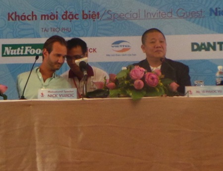 Nick Vujicic (trái) xuất hiện trước giới truyền thông Việt Nam (ảnh: Trọng Vũ)