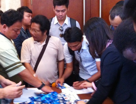 Khu vực trả thẻ cho phóng viên làm nhiệm vụ tại giải tấp nập