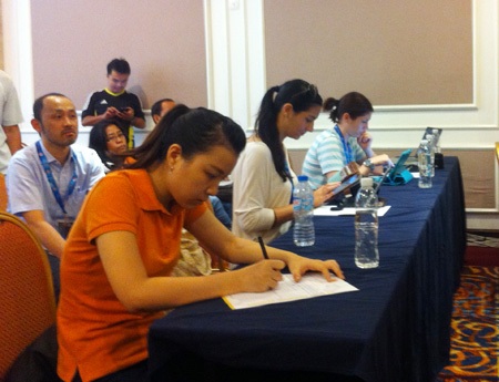 Do đây là giải bóng đá nữ, nên dĩ nhiên không thiếu phóng viên nữ sang đưa tin