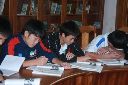 Một số cầu thủ U19 Việt Nam miệt mài đèn sách