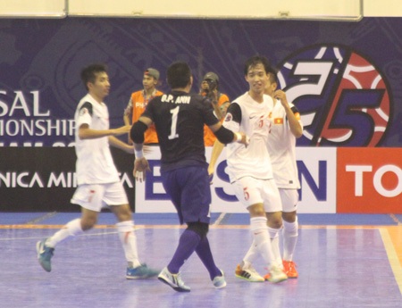 Chiến thắng đậm 10-4 trước đội bóng Trung Á thổi bùng cơ hội vào tứ kết cho đội tuyển Việt Nam