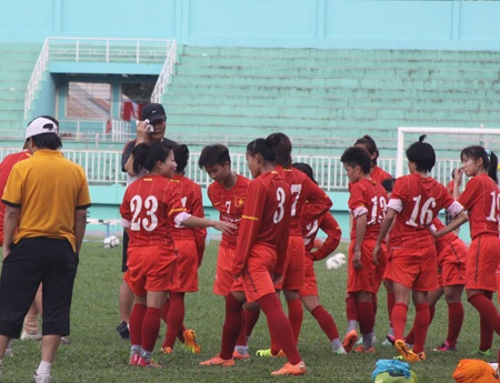 Đội nữ Việt Nam luyện đá luân lưu, chuẩn bị cho trận play-off, ảnh: Trọng Vũ